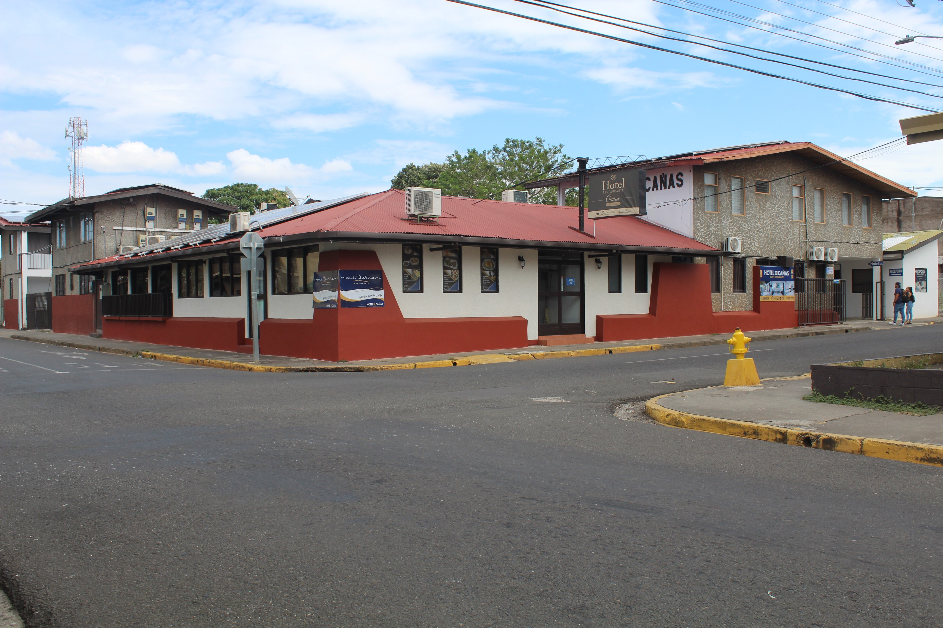 Fachada del Hotel Cañas en el centro de Cañas, Guanacaste
